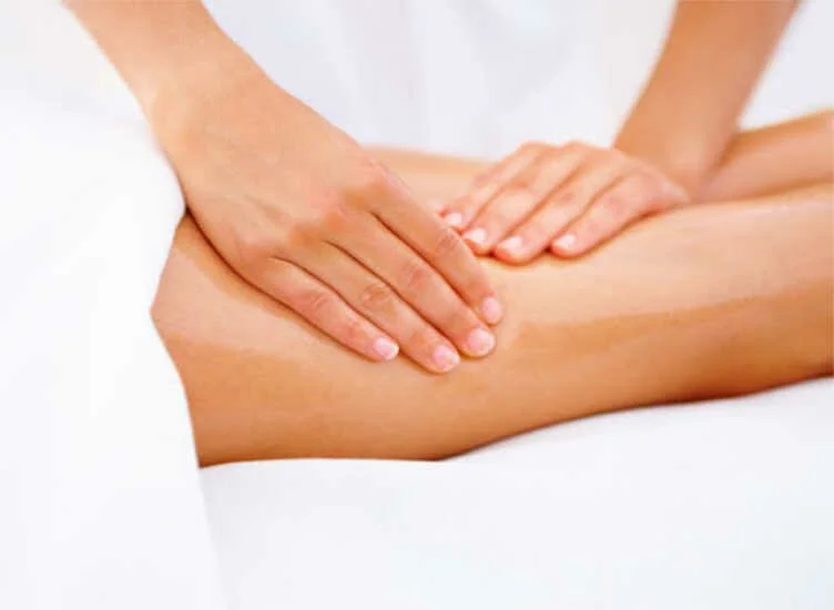 Qual é a diferença entre o uso de folhas ou toalhas em uma mesa de massagem